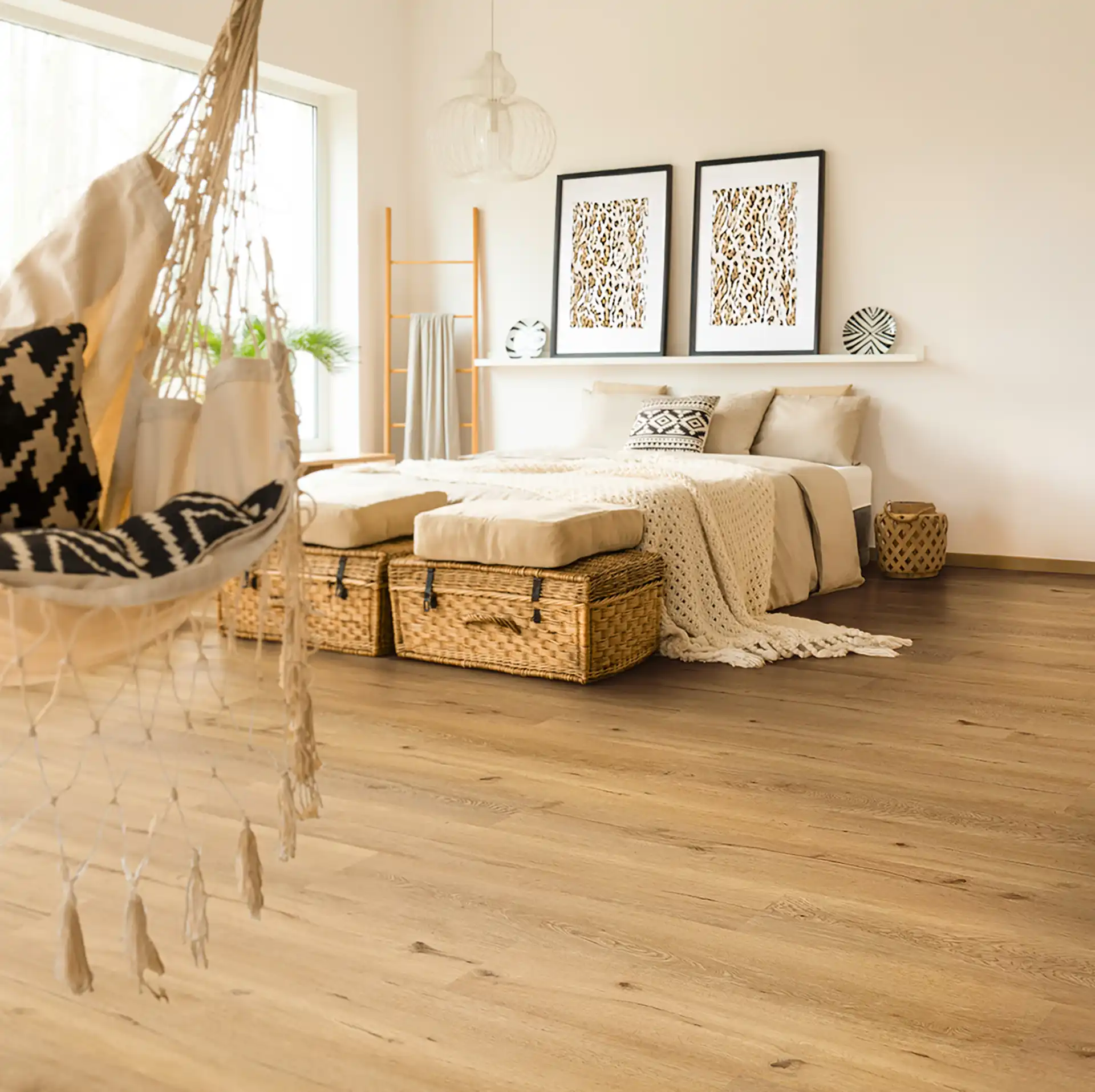 ein Schlafzimmer in Naturfarben und Holztönen gehalten